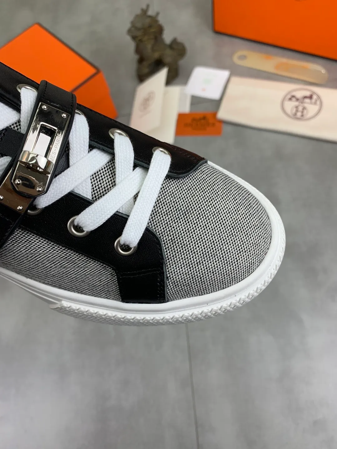 Men's men's shoes 💰P640 New Hermes top version Hermès classic couple style #𝐊𝐞𝐥𝐥𝐲 buckle casual white shoes skateboard shoes that will not conflict with shoes at all. Full of unknowns, Hermès rarely produces flat casual shoes and they are paired with classic palladium-plated Kelly shoe buckles! You'll fall in love with it at first sight. It's super versatile and can be worn with any skirt or pants. 🉑️Close your eyes and wear it. It's super noble. Fabric: Specific cowhide/canvas material. Lining: Sheepskin lining. Outsole: Original molded TPU outsole. Size: 35-45.